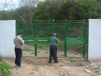 Entrada da propriedade, citando a Bíblia