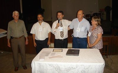 Pastor Hans Kellert e sua esposa, ao lado dos docentes do Haggai