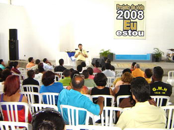 Pastor Ebenézer Bittencourt ministrando aula no sábado