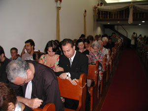 Parte da congregação da IP de Tijuca, Rev. Eurípedes e esposa assentados