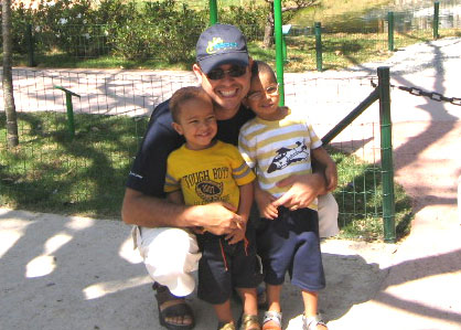 Um papai orgulhoso e dois filhos super felizes!