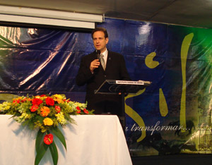 Diretor Executivo falando na graduação de sexta-feira 