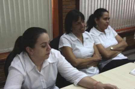 Cristiane, Márcia e Maeli durante exposição 