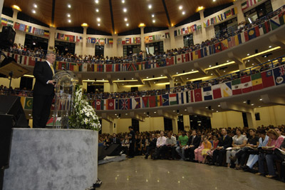 Dr. James Walker pregando na Igreja Batista da Lagoinha, Belo Horizonte, MG