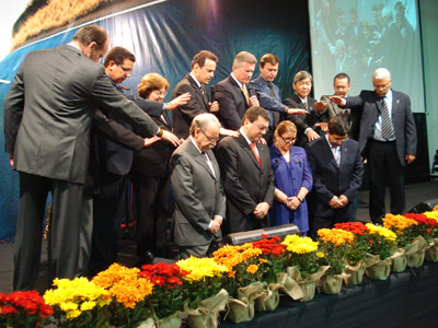 Posse da nova diretoria, com oração por Dr. James Walker: Pres. Ednilton, vice Antônio, sec. Sueli e tes. Alberto