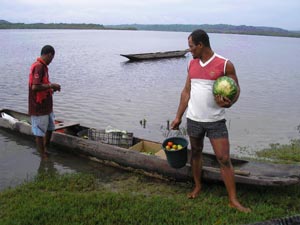Pescadoes chegando para a feira de legumes