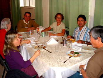 Loisette à mesa com pastor Josué e esposa, Roberto Aylmer, conselheiro Masaki e esposa, membros da Igreja Presbiteriana Betânia, NiteróiFoto no 11o Congresso do Haggai, em Águas de Lindóia, junho de 2007
