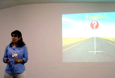 Jô treinando sua equipe de evangelistas sobre o plano da salvação