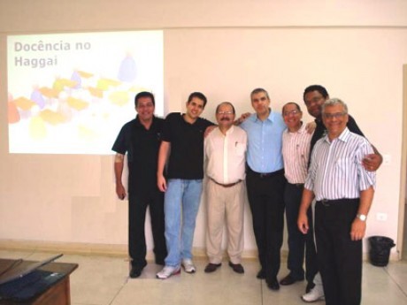 Turma na manhã: Jairo e Adelécio nas pontas e os candidatos no meio 