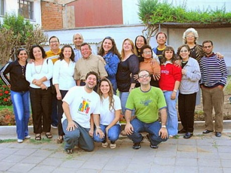 Missionários da Missão Antioquia com Marcel, Michelly e Maurício (agachados)