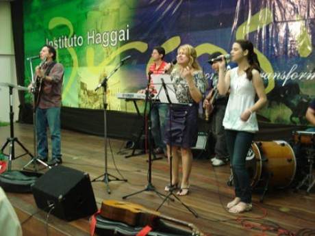 Márcio e sua banda, com esposa (centro) e membros da igreja 