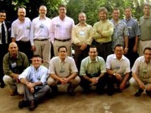 Nesta segunda foto, pastor Eros Pasquini (à esquerda, em pé, de camisa azul)