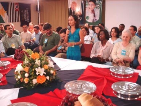 Rosecleide dando seu depoimento no culto de Santa Ceia