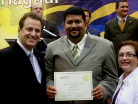 Marcelo recebendo seu diploma na graduação em Pajuçara, CE 