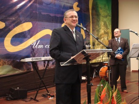 Pastor Marcos Monteiro falando como representante das quatro turmas 