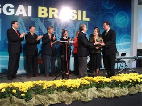 Presidente Ednilton Soarez entregando placa ao diretor Ebenézer Bittencourt