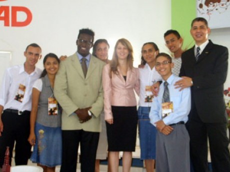 Reinaldo em pé, à direita, de terno, com a liderança do evento em RR 