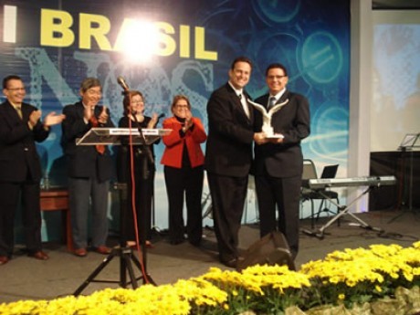 Ebenézer Bittrencourt passa o troféu às mãos de Washington Soares