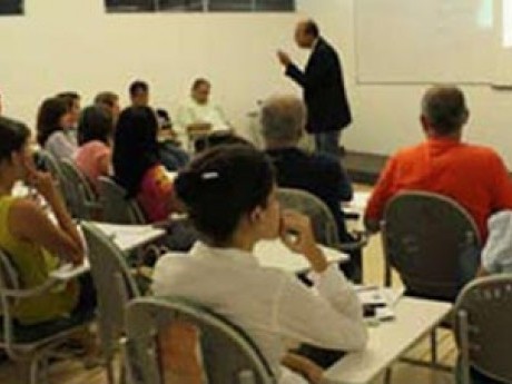 Rodrigo Martins ensinando classe do LOC