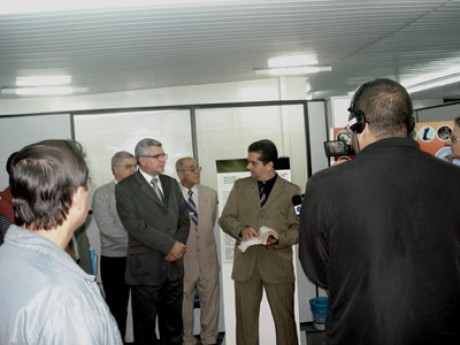 Abertura da exposição: Elizeu Rocha com a Bíblia ao lado do pastor Marcos Batista, coordenador institucional da Sociedade Bíblica do Brasil