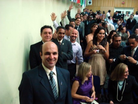 Eduardo no primeiro plano e sua turma em pé para receber o diploma 