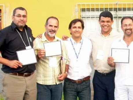 Vagner ao centro, ao lado do docente Djalma e participante Fernando  