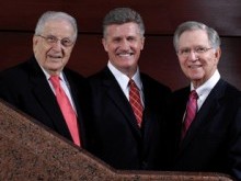 Dr. James Walker, entre Dr. John Haggai e Dr. Bill Hinson