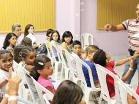 Médico Neynmar Cabral, graduado do Haggai, ensinando pelo Ministério Trilhar