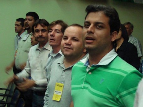Grupo da Igreja Episcopal Carismática com Bispo Frederico em primeiro plano 
