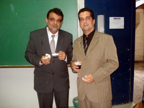 Prof. Augusto, subsecretário da educação de Duque de Caxias (esq) e graduado Elizeu Gomes da Rocha (dir)