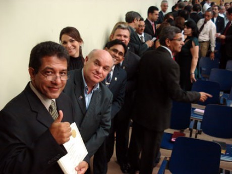 Jairo no primeiro plano com sua turma enfileirada para receber o diploma 