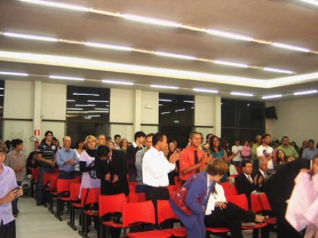 Igreja reunida para o primeiro culto no novo salão 