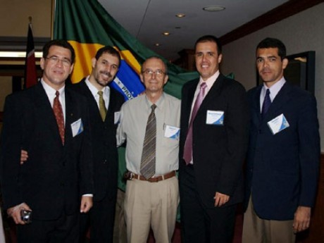 Samuel (centro) ao lado de outros brasileiros de sua turma 