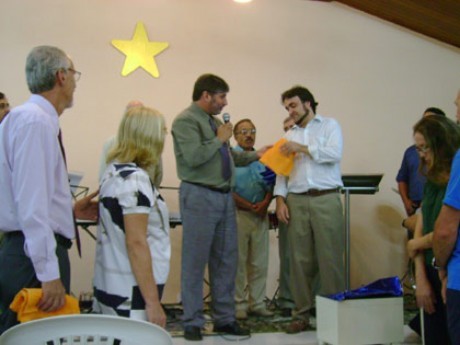Chenk ao centro com Alexander e pastor Benjamin (à esquerda) 