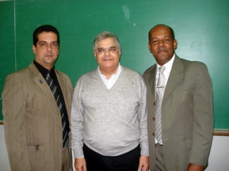 Graduado Elizeu Rocha (esq), prof. Renato Zambrotti (Comissão de Ética da Unigranrio), graduado Rosembergue Guimarães (dir)