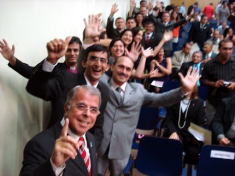 Edilaney no primeiro plano e sua turma atrás para receber os diplomas 