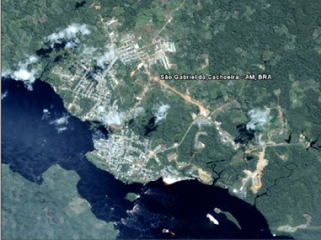 São Gabriel da Cachoeira, às margens do Rio Negro  (Vista aérea do Google)