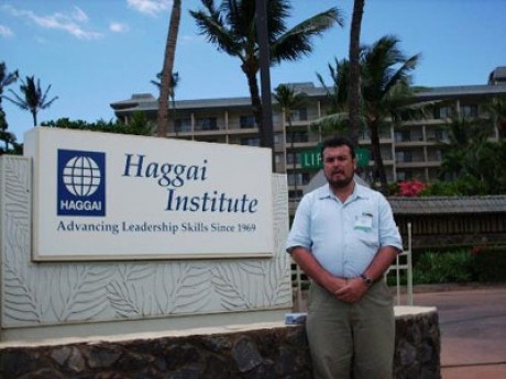 Foto em frente à placa do Mid-Pacific Center, em Maui, USA