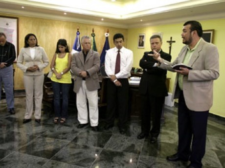 Baldaci dirigindo-se ao governador e autoridades no Palácio do Governo