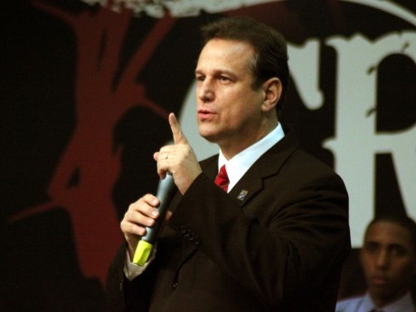 Ebenézer Bittencourt falando no auditório Imperial