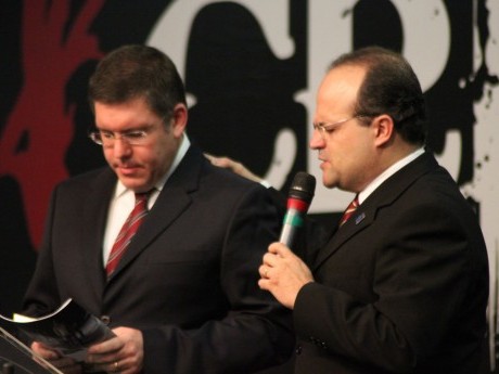 Edi René Kivitz e Lívio Renato em oração  antes da plenária