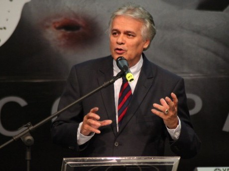 Eli Fernandes ministrando na manhã de sábado, no auditório Real