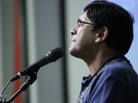 Josué, líder do louvor no auditório Imperial, com a banda da Igreja Presbiteriana Betânia, Niterói