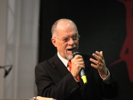 Márcio Valadão ministrando no auditório Imperial
