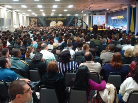 Abertura: Foto panorâmica da direita, exibindo banner do tema ao fundo do salão