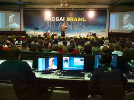 Abertura: Foto panorâmica do centro do salão, com a palavra do diretor executivo