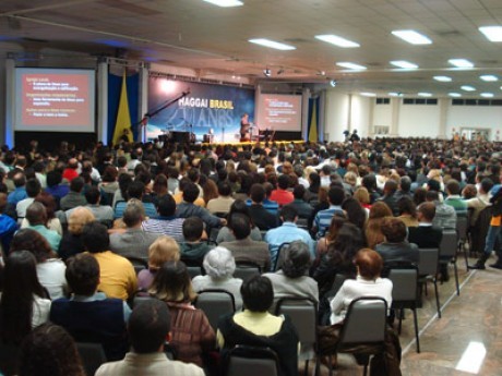 Abertura: Foto panorâmica da esquerda do salão de reuniões plenárias