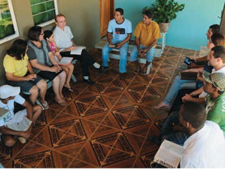 Irani Rosique (à esquerda, de Bíblia no colo) em reunião de estudo bíblico