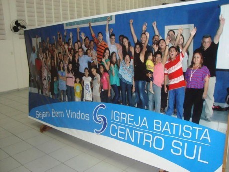 Banner produzido com alguns membros da igreja exibindo atitude vencedora
