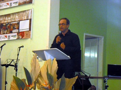 Maurício Cunha pregando a Palavra de Deus no culto